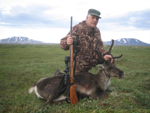 Vignir Stefánsson með væna hreinkú sem hann felldi í Kvíslamótum.  Ytri og Syðri Hágangar í baksýn.