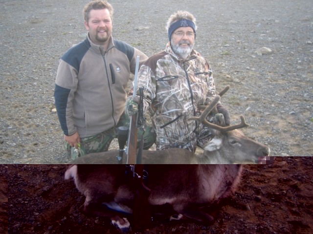 Þórir Jónsson við sína kú ásamt Jóhanni Má syni sínum.