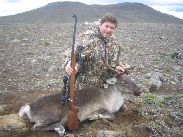 Hermann Leifsson með feng sinn og Otterupinn, Mórauði fjallgarður í baksýn.