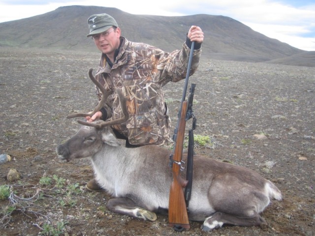 Sindri Sig. með kúna. Hvað er svosem verið að nota sjóngler á veiðitólið þegar þess þarf ekki!