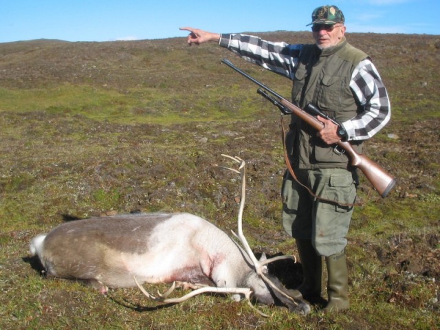 Axel bendir á staðinn þar sem þeir félagar tjölduðu fyrir 50 árum síðan.