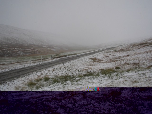 Heldur meiri snjó er að sjá í dag þegar litið er inn dalinn, en var í gær.
