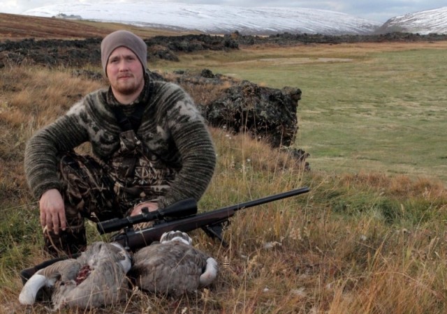 Eigandi peysunnar Benedikt á Auðnum í dalnum góða.