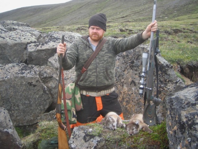 Aðalsteinn Sigurðarson með fenginn eftir síðustu nóttina á greninu, með Rússann í hægri hendi og Mauserinn minn í þeirri vinstri.  Í ól á bakinu hangir Guðmundur heilskeftur Sako cal. 222 Rem. sem hann er nú orðinn vörslumaður fyrir, eftir Guðmund Þorsteinsson frá Lundi langafabróðir sinn.