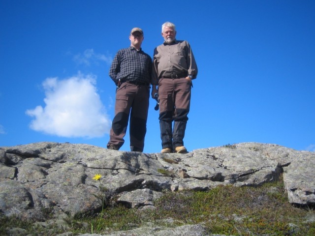 Það má sega að þeir feðgar hafi farið með himinskautum í dag, enda ekki amalegt, nær skafheiðríkt þó einstaka skýhnoðri sæist ráfa um festinguna.<br />Já það voru þræddir fjallatopparnir.