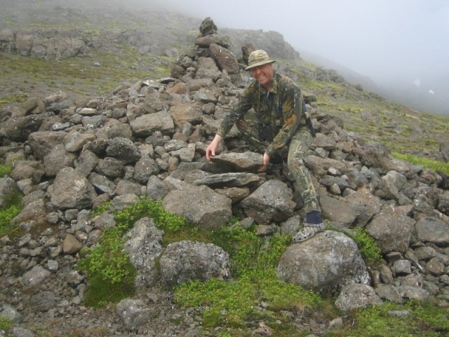 Það er skylda að leggja stein í Dysina þegar leiðin liggur þar um.