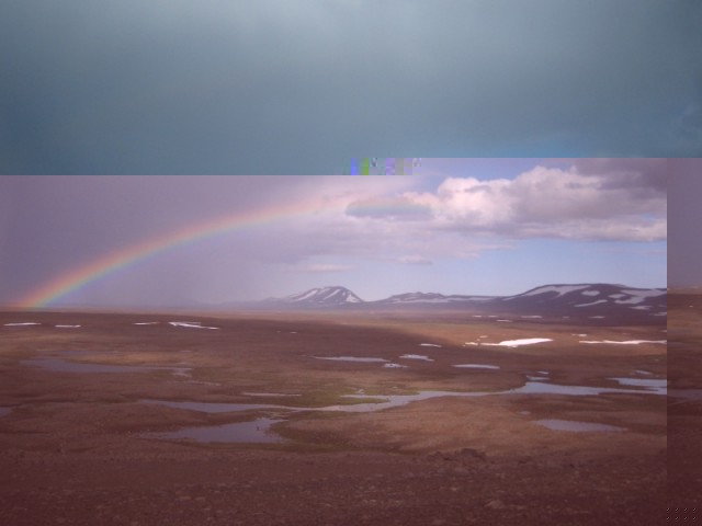 Fyrst kom bara skúr og regnboginn sem fylgdi honum var bara snotur, en svo fór að rigna og rigna og rigna........Syðri Hágangur og hluti Kistufells í baksýn.