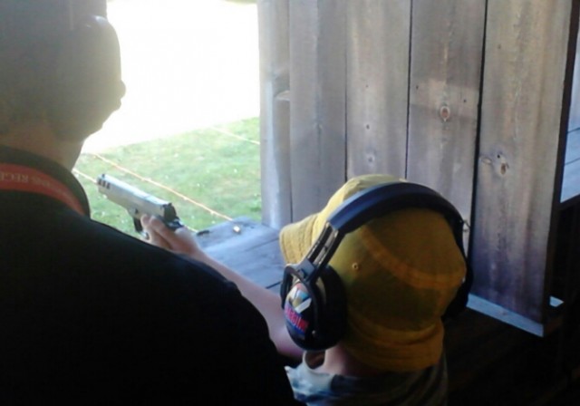 Emil með 9mm.
