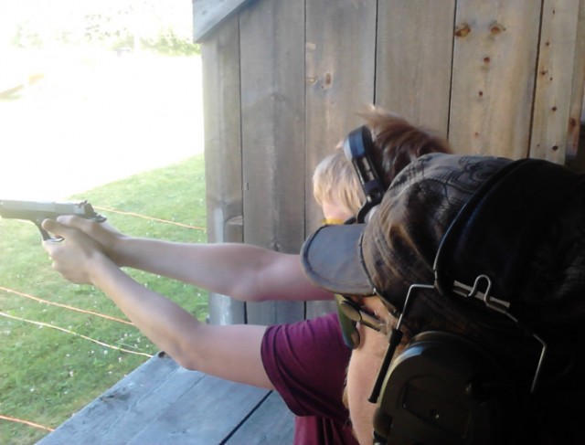 Gestur með 9mm.