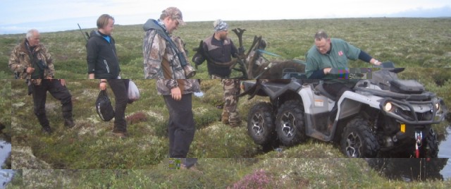 Svo kom Sveinbjörn Guðmundsson skáfrændi Brynjars á splunkunýju Can Am sexhjóli og skutlaði törfunum í bílinn. Taldir frá vinstri Bjarni Bergþórsson, Almar Týr Haraldsson, Brynjar Már Magnússon, Sigurvin Haraldsson og Sveinbjörn sjálfur.