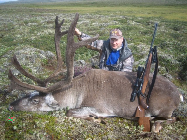 Brynjar rígmontinn við sinn 110 kg. tarf, þó sá böggull fylgi skammrifi að hann lofaði að eta heilan disk af skyrhræringi í fyrramálið ef hann fengi meira en 100 kg. tarf, en skyrhræring leggur Brynjar sé alla jafnan ekki til munns.