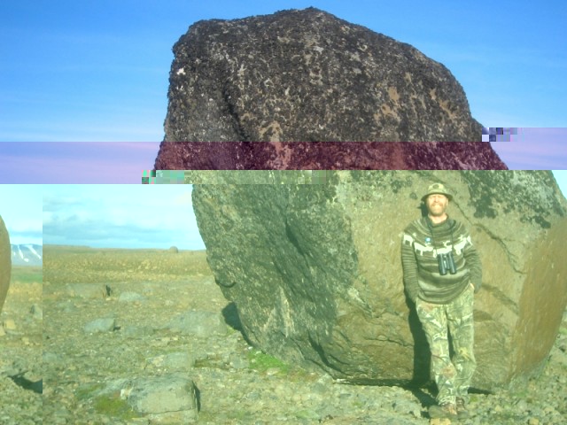 Ég rakst á þennan stóra stein á leiðum mínum í dag, Gylfi Sig. veit kannski hvar hann er?