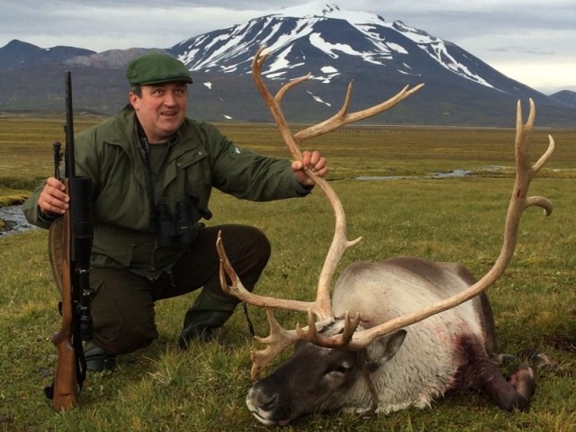 Fratisék með tarfinn sem er vænn og hornprúður með Snæfellið og hjörðina í baksýn.