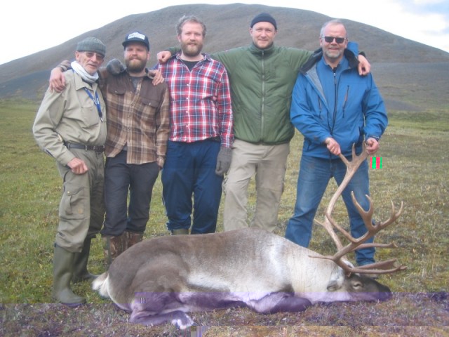 Það var haldið nokkurskonar ættarmót við Einbúann, þar voru helstu ættarlaukarnir komnir frá vinstri Axel, Nafni, Helgi og Daði Sigurðarsynir og Karl sonur Axels.