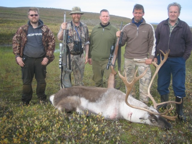 Veiðimaðurinn ásamt veiðfélögunum og leiðsögumönnunum sem voru á staðnum frá vinstri Davíð, undirritaður, Guðmundur, Sæmundur og Aðalsteinn.  Mynd Sig.Sig.