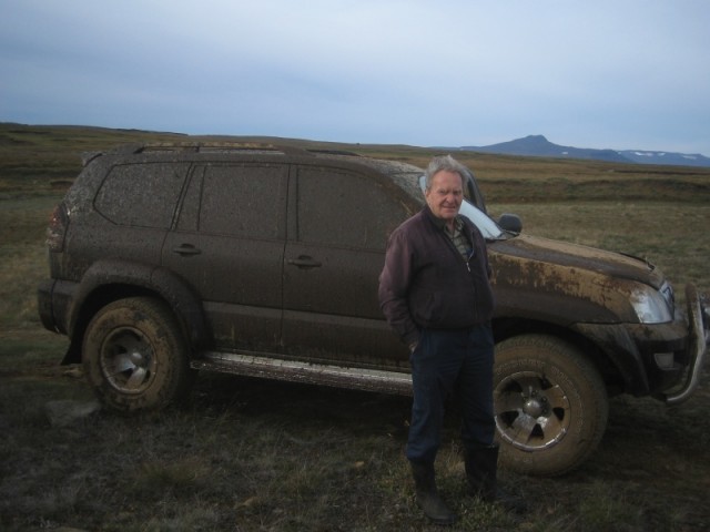 Pabbi er enn vel liðtækur við aksturinn, þó aldinn sé, honum varð ekki skotaskuld úr því að taka bílinn hans Snorra bróður ferjuleið í veiðitúrnum.