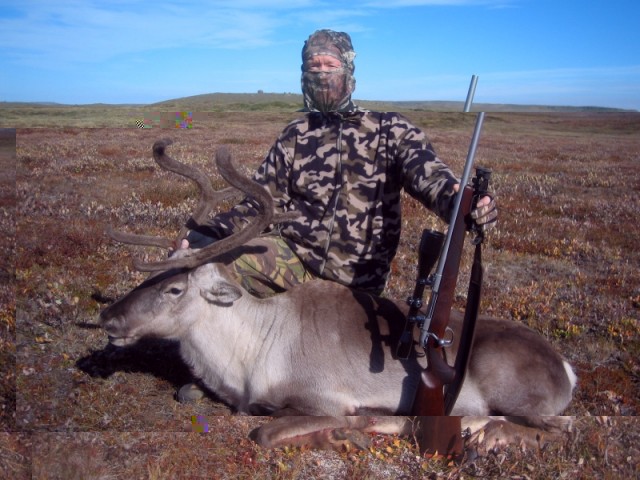 Jónas Bergsteinsson við væna mylka kú.