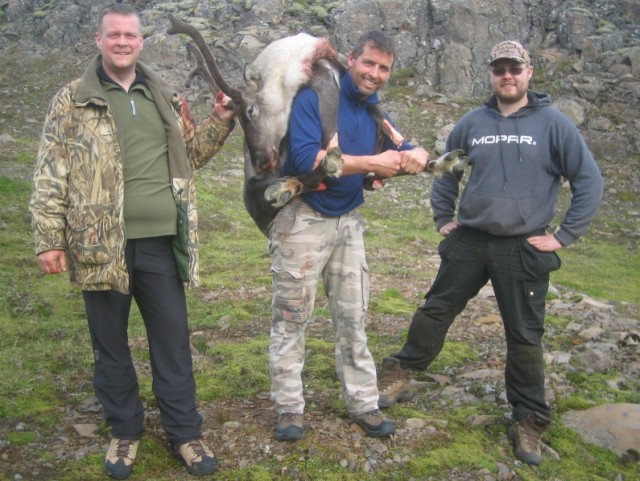 Það var ánægður veiðimaður sem kom í bílinn ásamt veiðifélögum sínum sem aðstoðuðu hann við burðinn, Sæmundur og Davíð ásamt Guðmundi.