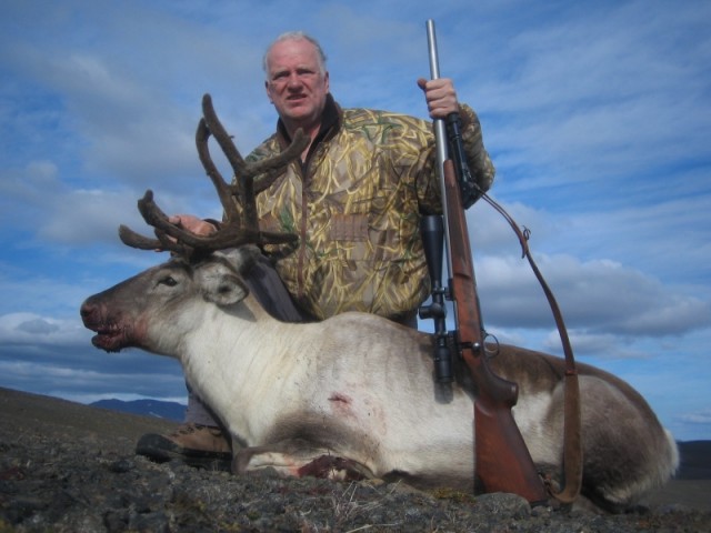 Karl stoltur við kúna sem var óvenju þung af kú að vera.