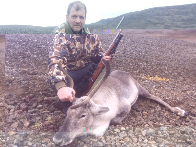 Aðalsteinn Hákonarson með ,,Rassa&quot; við kúna sem hann veiddi í Austari Fjallgarðinum í dag.