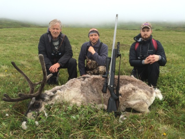 Veiðimaðurinn ásamt aðstoðarmönnum, Stefán Ólafsson faðir, Ólafur Ágúst Stefánsson veiðmaður og Ólafur Ágústsson kokkur.