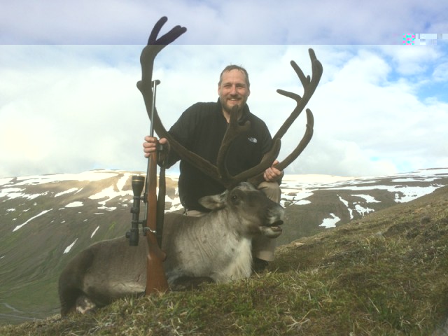 Guðni Þór Hauksson ansi hreint kampakátur með bráð sína.