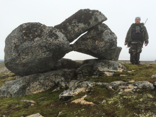 Josef Jenei borubrattur við steininn í Skeggjastaðaheiðinni.
