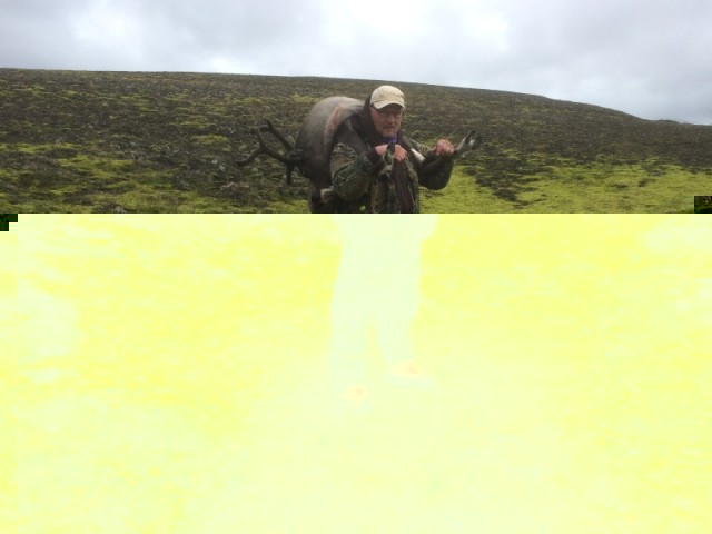 ...og svo gekk Erling Eiríksson burðarmaður Sigmars af stað í bílinn um einn kílómeter.