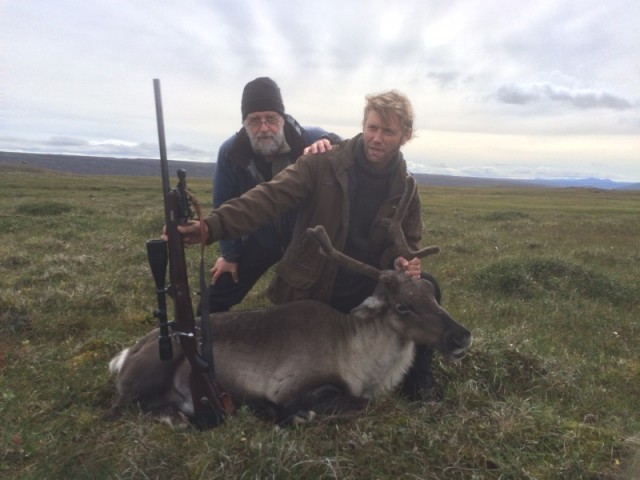 Uggi ásamt Ævari föður sínum við fallna kúna.