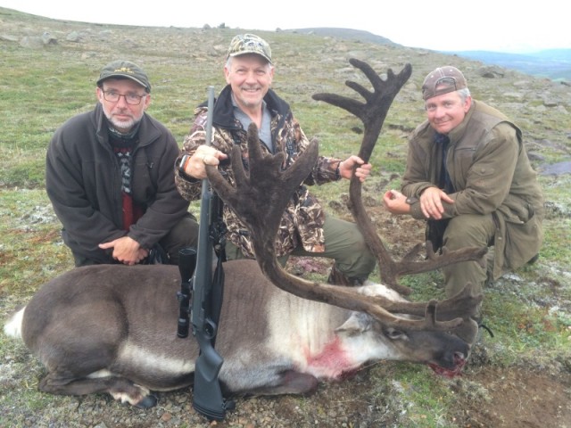 Veiðifélagr Pálma, Hávarr Sigurjónsson og Hilmar Jóonsson sem veittu honuum digga aðstoð við veiðarnar, stilltu sér  upp við tarfinn með Pálma þegar sigurinn var unninn.