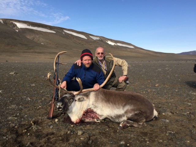 Axel við tarfinn, ásamt Helga dóttursyni sínum og Holandinn styður sig við horn tarfsins. mynd axelsig