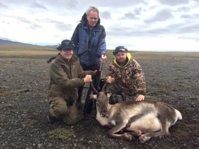 Bogi ásamt syni sínum Jóni Erni og Danna leiðsögumanni.   mynd aðsig