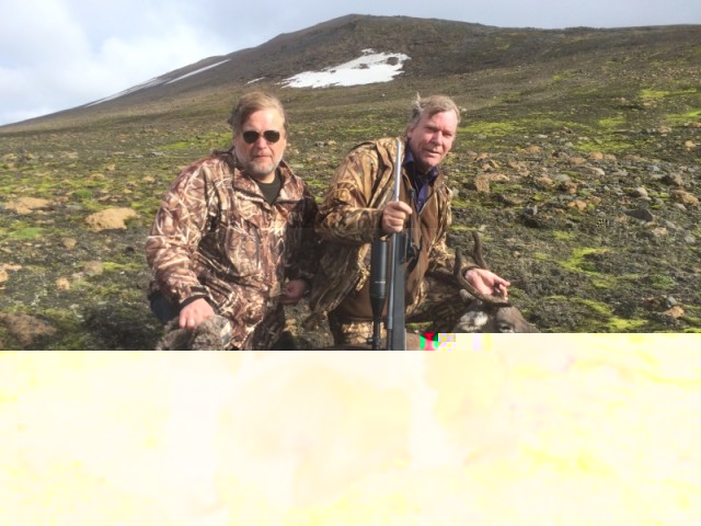 Jón Sigfússon úr Eimskipsgenginu ásamt veiðifélaga sínum Magnúsi Magnússyni við kúna sem féll á bílastæðinu hvar fólk geymir bíla sína er það sprangar á  Snæfell.