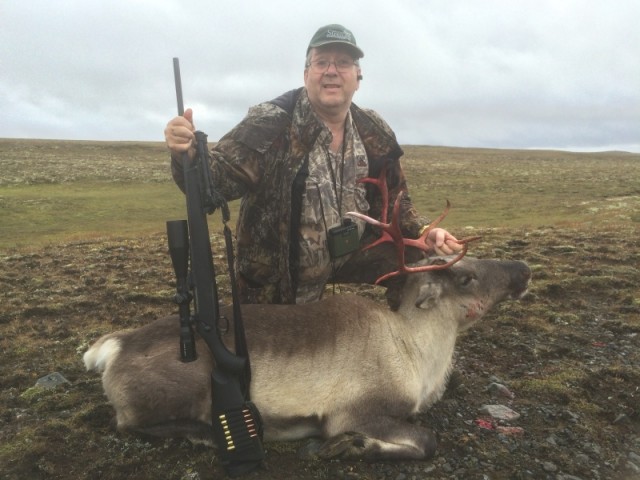 Hafsteinn með kúna, hann notar venjulega 300 Win. Mag. en notaði 2506 í þetta skiptið og líkaði vel.