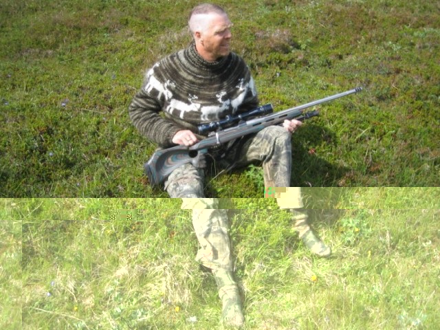 Þetta er peysan...ath. að maðurinn og riffillinn fylgja ekki með.