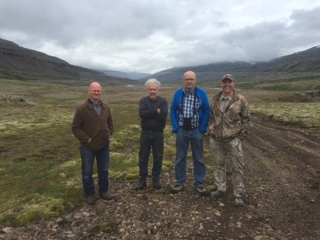Á fyrsta veipðidegi í törninni, hittust þessir höfðingjar við einstigið í Hamarsdalnum.<br />Ég fílaði mig eins og kornflexpakkagæd undir ollum örnefnaflaumnum frá Skúla Ben.<br />Frá vinstri Vigfús Hjörtur Jónsson í stjórn Félgs leiðsögumanna mmeð hreindýraveiðum, Skúli Benediktsson, Jón Hávarður jónsson formaður Flh og undirritaður.
