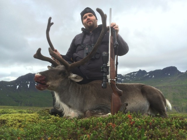 Óskar Andri Víðisson við Tarfinn, genginn upp að hnjám.