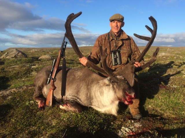 Graham við tarfinn nýfallinn.