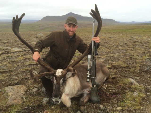 Það var ofursáttur maður sem þarna felldi sitt fyrsta hreindýr á Íslandi á elleftu stundu, með Mælifellið í baksýn.