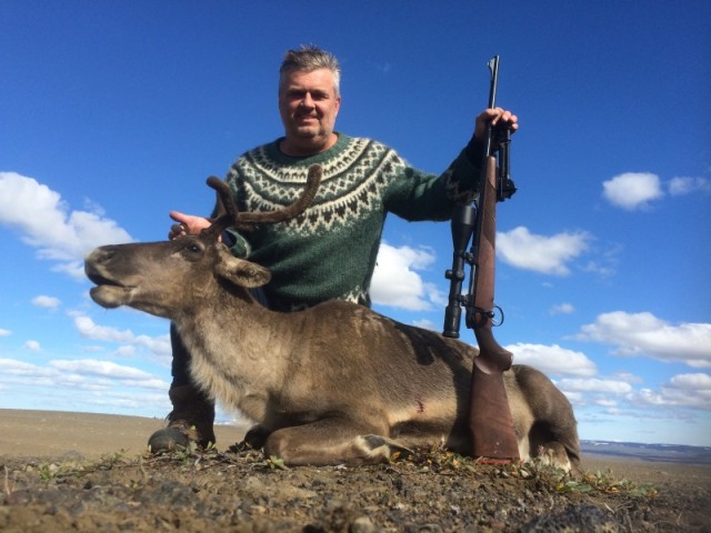 Friðþjófur með kúna sem hann veiddi.