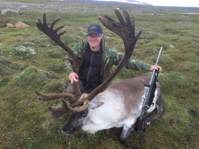 Ívar Pálsson við monsterið,þetta er næst stærsti tarfur sem hefur verið veiddur mé mér.