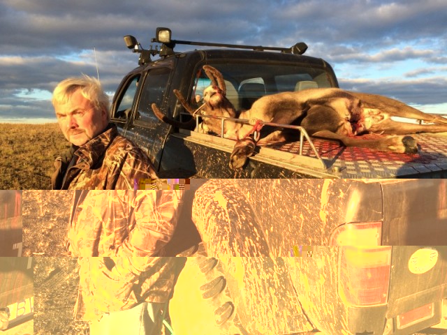 Snæbjörn lætur aldrei mynda sig nema bíllinn hans sé með á myndinni.  Toyota Hilux á 44 tommu dekkum.