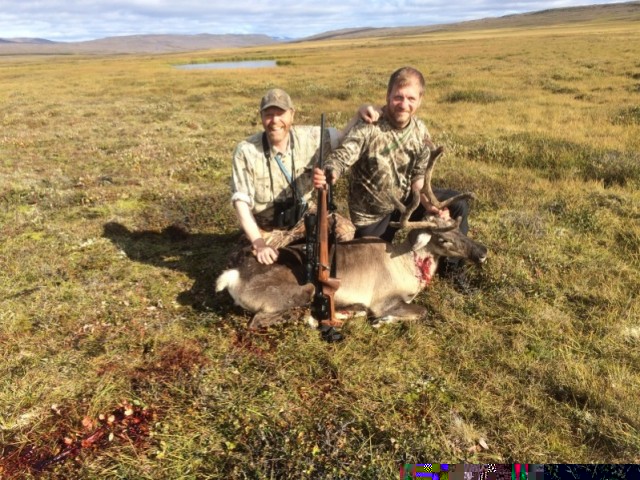 Aðalsteinn Hákonarson ásamt undirrituðum, leiðsögumann sínum, með riffilinn góða sem Jói Vill smíðaði.