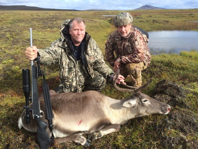 Jón Sigfússon við sína kú ásamt veiðfélaga sínum Magnúsi.