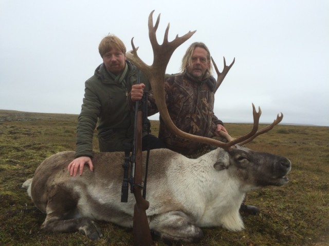 Sigurmundur Gísli Einarsson og sonur hans Einar, við  met tarfinn.