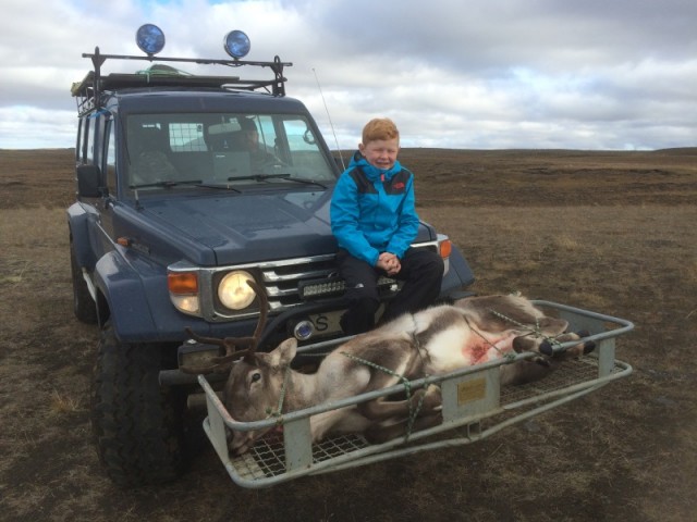 Ég kann alltaf vel við unga menn sem kunna að meta bílinn minn, Jochum pósar.