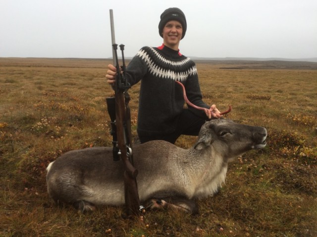 Efnilegur veiðimaður stillir sér  upp til trophy myndatöku.