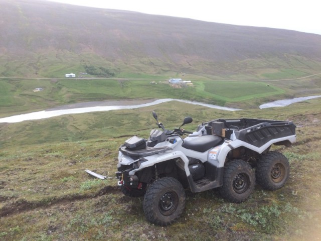 Brá mér í fjallaferð, óðalið í baksýn.