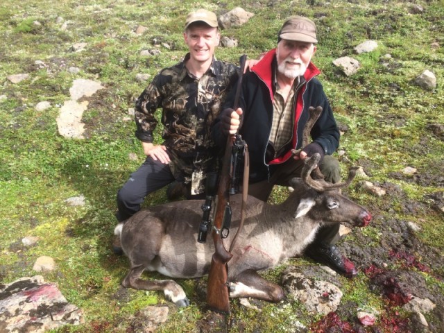 Gunnlaugur Konráðsson með kúna, ásamt Stefáni syni sínum.