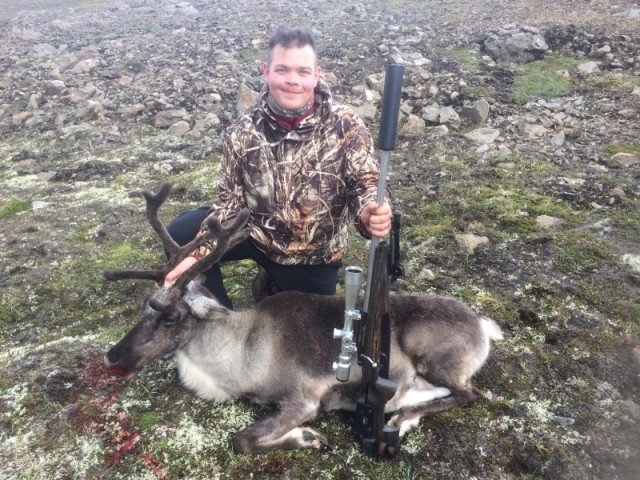Elí Þór Vídó með kúna og riffilinn góða.